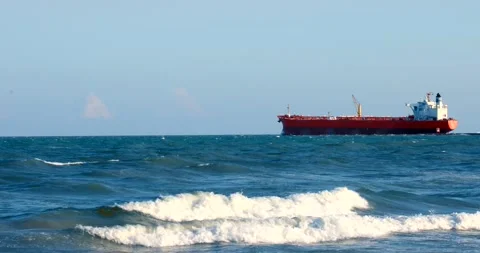 Cargo ship sailing through the horizon Vídeos de archivo 138519605
