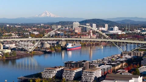 Cargo ship sailing on the Willamette River under the Fremont Bridge with Mo.. Stock-Footage 333601768