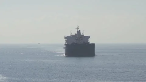 Cargo ship sails. Bulker. Front view. Vessel goes toward us Vidéo 196387847