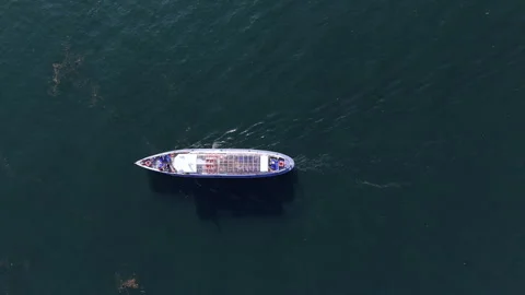 Cargo ship sails on calm blue ocean waters captured from an aerial perspective Vidéo 295290515