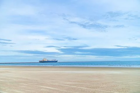 Cargo ship at the sandy beach Foto stock
