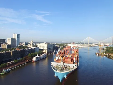 Cargo Ship on Savannah River 库存影片 77399684