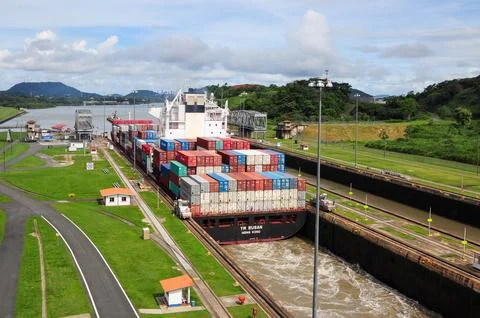 Cargo ship transits through the Panama Canal under a cloudy sky. Foto stock