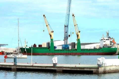 A cargo ship with two cranes and the name Kosneft on it. Fotos Stock