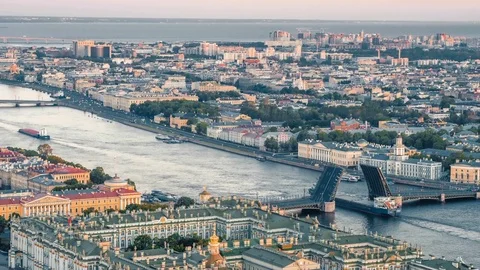 Cargo ship under the bridge Vídeos de archivo 80205739