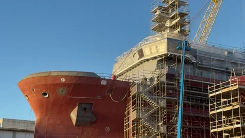 Cargo Ship Under Construction in Industrial Shipyard Vidéo 323771924