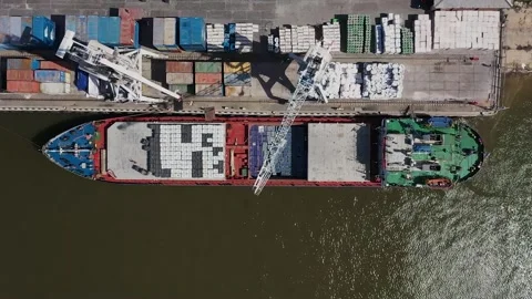 Cargo ship unloading containers at dock 库存影片 347518005