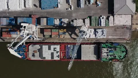 Cargo ship unloading containers at dock Видео 347518196