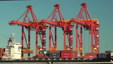 Cargo ship unloading containers at port long shot timelapse Stock-Footage 94820442