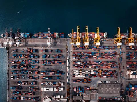 Cargo Ships At Busy Container Terminal In Laem Chabang Port Overhead Shot Foto stock