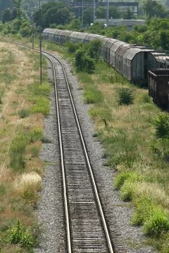 Cargo train platform railway tracks in a rural scene, empty railway container Foto stock