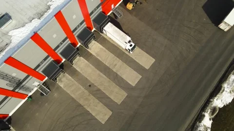 Cargo Truck Reversing Into Warehouse Loading Dock Aerial View Vídeos de archivo 330332256