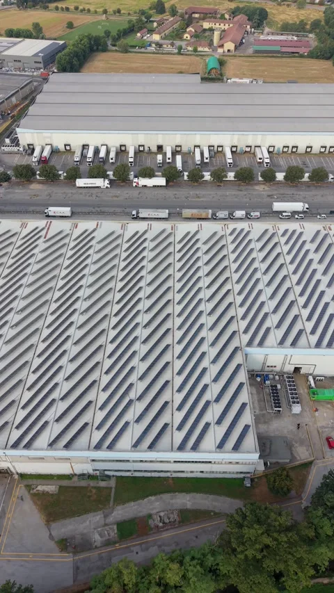 Cargo trucks at logistics warehouse loading bays from above Vídeos de archivo 342196042