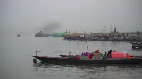 Cargo vessel emitting black smoke in distant and polluting environment Vídeo Stock 345154413