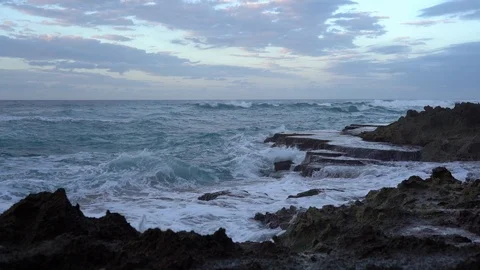 Caribbean reef with ocean waves breaking frothy. Slow motion. Vidéo 124365074