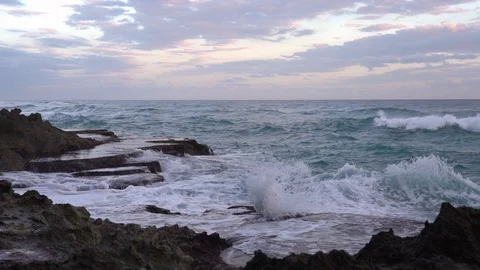 Caribbean reef with ocean waves breaking frothy. Slow motion. Vidéo 124366052