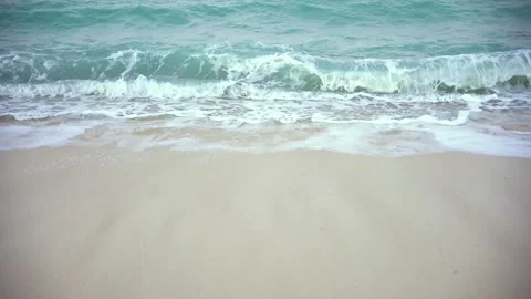 Caribbean Waves hitting the beach Видео 133805489