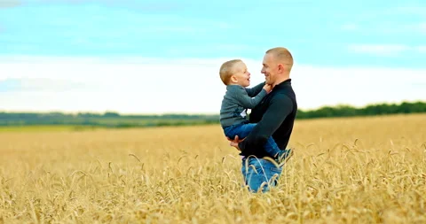 Caring dad with his son spends time in nature, a walk in a wheat field. Dad Vídeo Stock 138970004