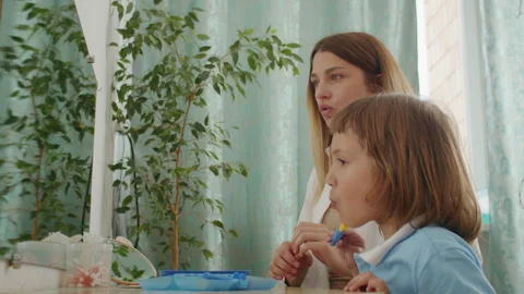 A caring female tutor creates a fun and engaging environment for a child Vídeos de archivo 264086214