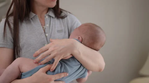 Caring mother rocking her crying newborn baby boy Vidéo 338388542