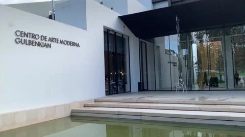 Carlos Bunga transforms the Gulbenkian Center into a house for inhabiting contra Vídeos de archivo 320778286