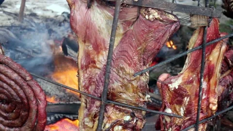 Carne de cordero estacada, cocida al fuego Stock Footage 138672019