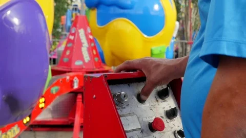 Carnival Worker pushing the start button on amusement ride Video stock 113086514