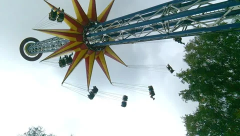 Carousel "7th Sky" in amusement park "Divo ostrov" 库存影片 112671267