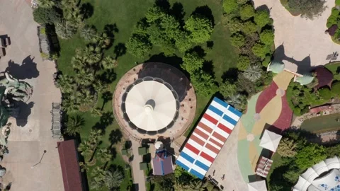 Carousel in the amusement park. Top-down view. Aerial photography. Movement in a Vidéo 155273868