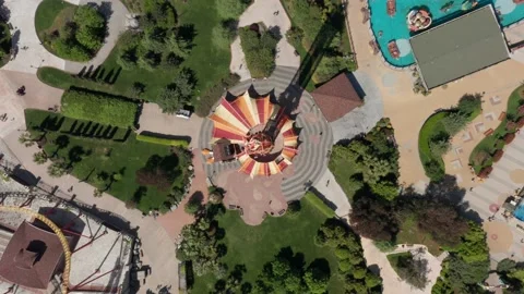 Carousel in the amusement park. Top-down view. Aerial photography. Movement in a Vidéo 155273893