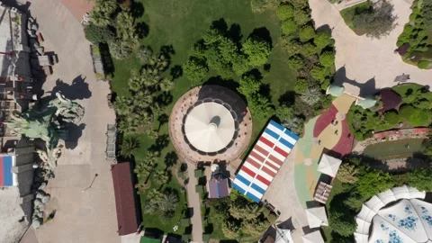 Carousel in the amusement park. Top-down view. Aerial photography. Movement in a Vidéo 155320870