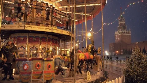 The carousel at the Christmas fair on Red Square in Moscow during a snowstorm Video stock 120806517