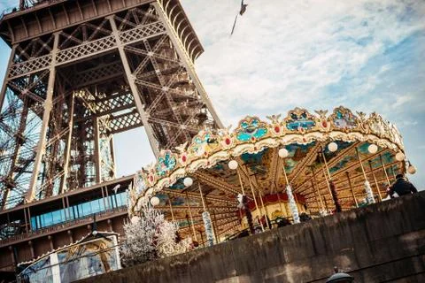 Carousel with Eiffel tower in the background, Paris, France Foto stock