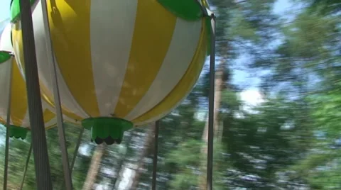 The carousel in the form of balls in the Park entertainment and relaxation Vídeos de archivo 57768566