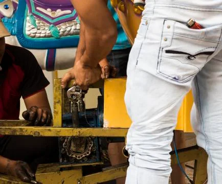Carousel repairing by workers Foto stock