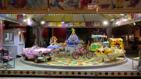 Carousel is spinning and glowing with lights Vídeo Stock 142663242