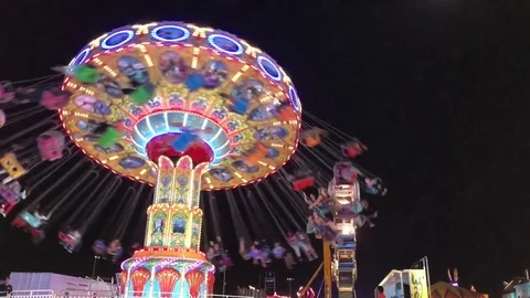 Carousel spinning at fair Vídeos de archivo 73430918