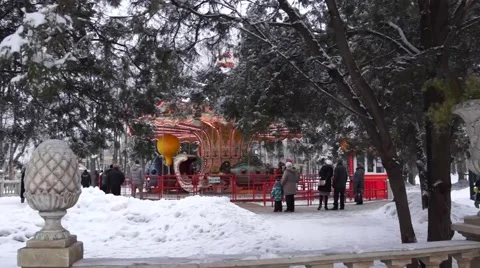 Carousel in winter Park. Video stock 48580100