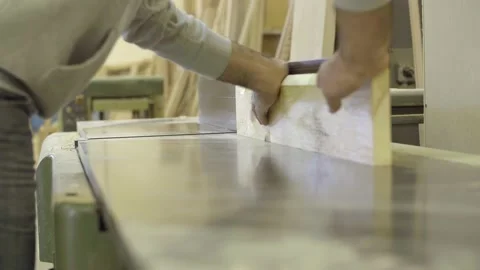 A carpenter cuts wood plank using an electric machine Video stock 133282036