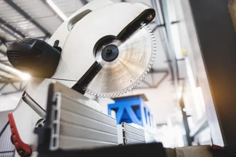 Carpenter cutting flaxboard using sliding compound mitre saw Foto stock