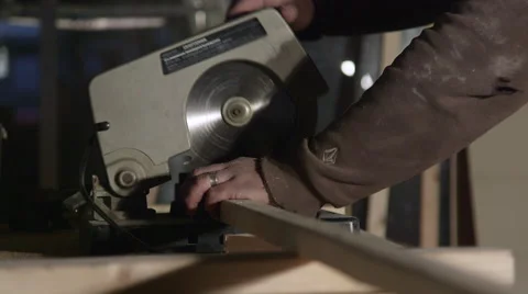 Carpenter Cutting Through Lumber with Compound Miter Saw Vídeo Stock 61512093