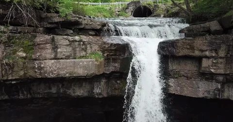 "Carpenter Falls" - Pan Backwards Видео 109075401