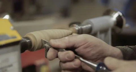 The carpenter with the help of a tool gives shape to wooden blanks on a machine. Vidéo 218600934