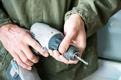 Carpenter keeps electric drill Stock-Fotos