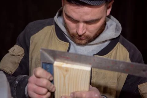 The carpenter measures the correct geometry of the Board with a square Stock-Fotos