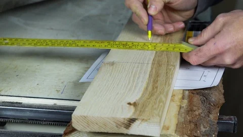 Carpenter measures the item Video stock 102884713