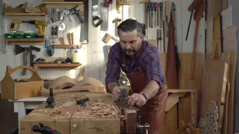 Carpenter Planes Solid Wood in his Workshop Vidéo 75144058