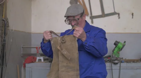 Carpenter preparing to labor in workshop Video stock 48014396