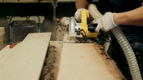 Carpenter processes a wooden blank on a circular saw in a carpentry workshop. Vídeos de archivo 140679017