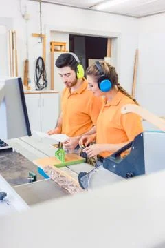 Carpenter programming computer controlled saw Stock-Fotos